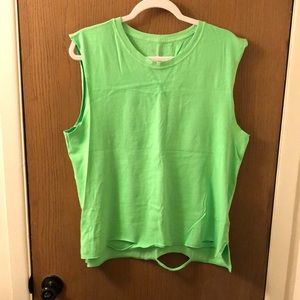 Sleeveless distressed muscle shirt.